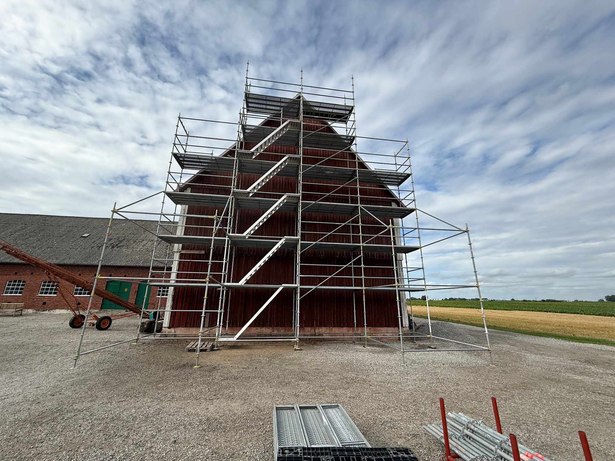 Byggställning för panelbyte och målning av gavel