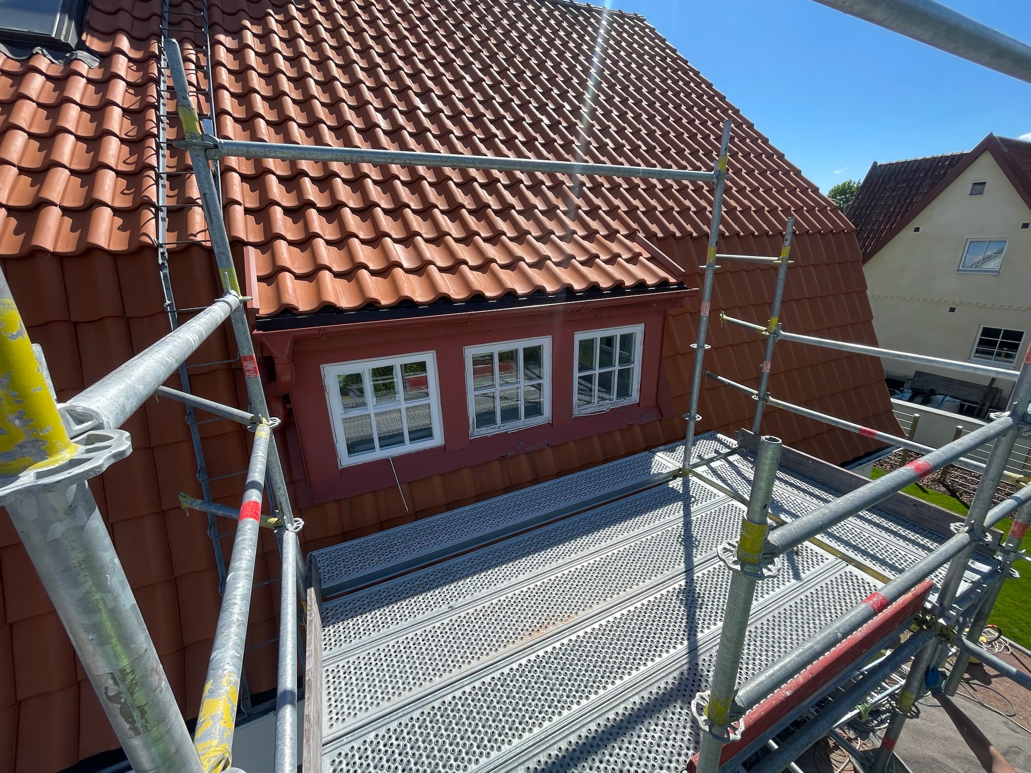 Byggställning för arbete kring takkupa