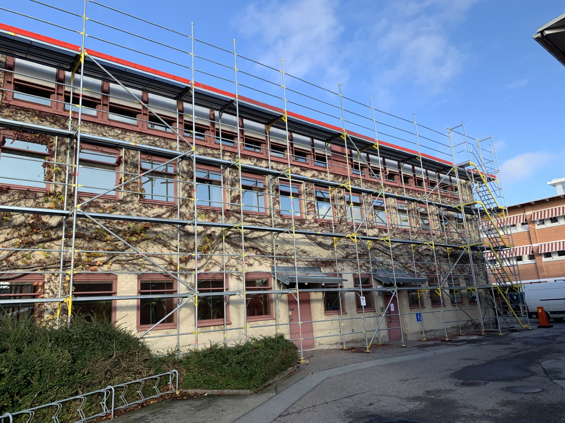 Byggställning för fasadarbete och renovering