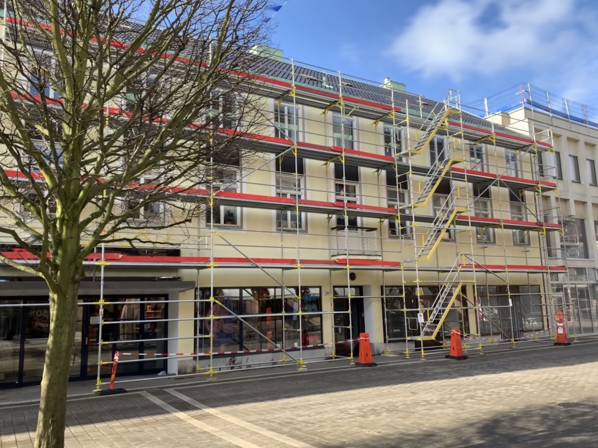 Byggställning för omputsning och putsarbete