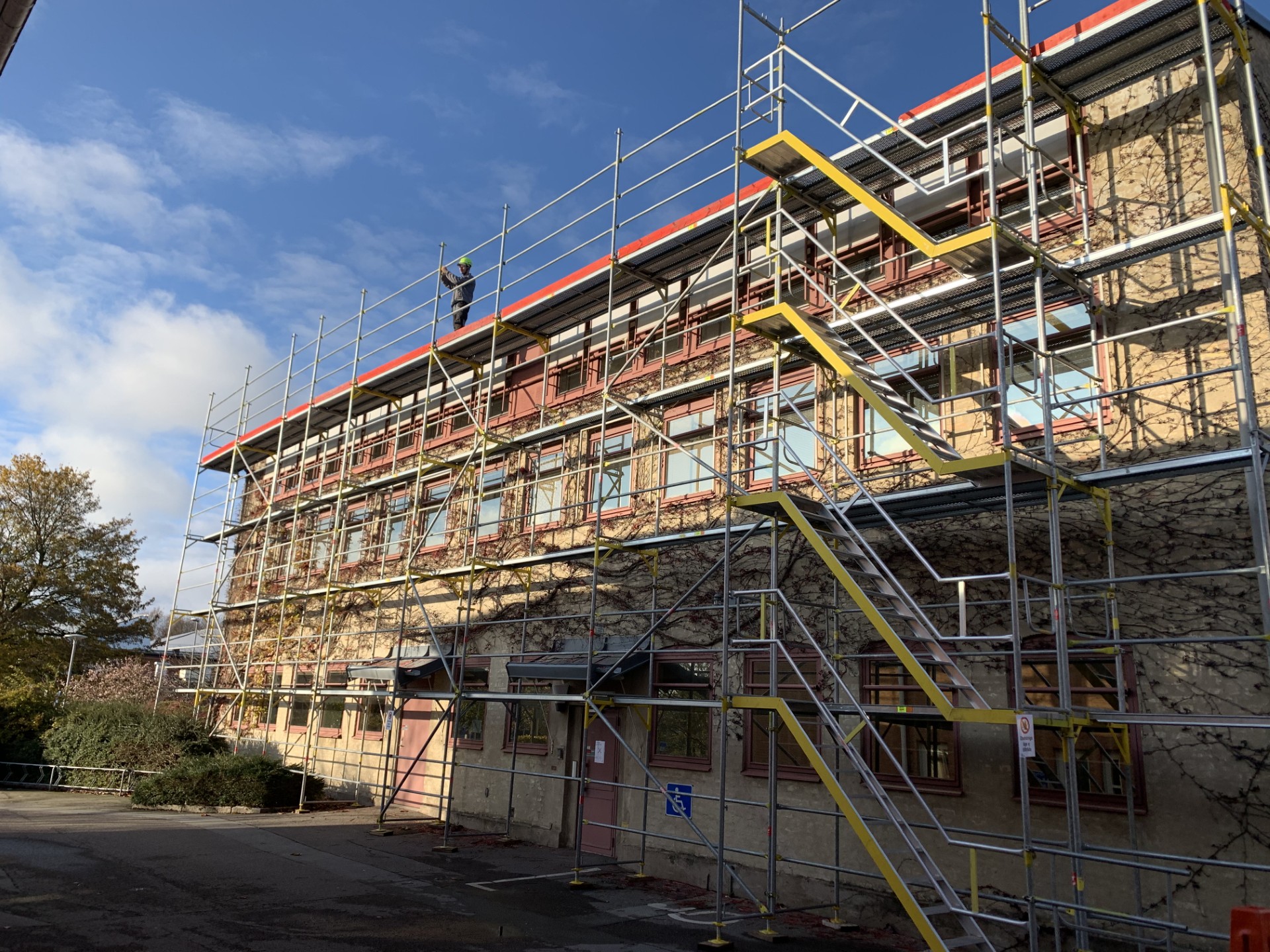 Byggställning monterad för arbete på fasad och tak